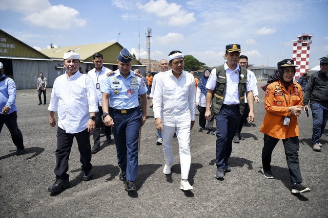 Gubernur Jawa Barat Dedi Mulyadi saat saksikan operasi modifikasi cuaca di Lanud Husein Sastranegara, Bandung, Selasa (11/3/2025). Foto: Dok. Pemprov Jabar