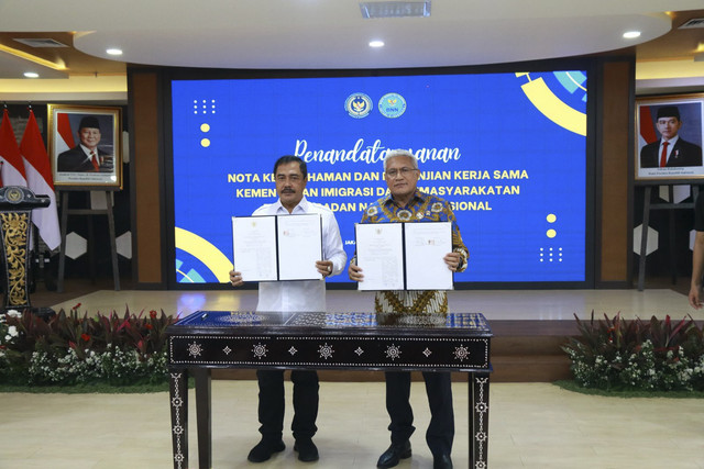 Menteri Imigrasi dan Pemasyarakatan Agus Andrianto melakukan penandatanganan nota kesepahaman dengan Kepala BNN Marthinus Hukom di Kantor Kemenimipas, Selasa (11/3/2025).  Foto: Dok. Kemenimipas