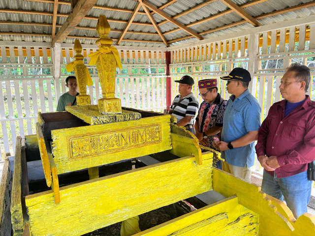 Situs makam Kerajaan Sepauk yang dipugar kembali oleh anggota Polres Sintang Aipda Samsuri di Desa Tanjung Ria Kecamatan Sepauk. Foto: Yus Rizal/Hi! Pontianak