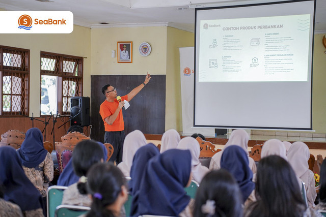 SeaBank beri edukasi literasi keuangan kepada remaja perempuan panti asuhan. Foto: Istimewa