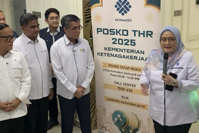 Menteri Ketenagakerjaan (Menaker) Yassierli dan Direktur Jenderal Pembinaan Hubungan Industrial dan Jaminan Sosial Tenaga Kerja Kemenaker Indah Anggoro Putri di Kementerian Ketenagakerjaan, Jakarta, Selasa (11/3/2025).  Foto: Muhammad Fhandra Hardiyon/kumparan