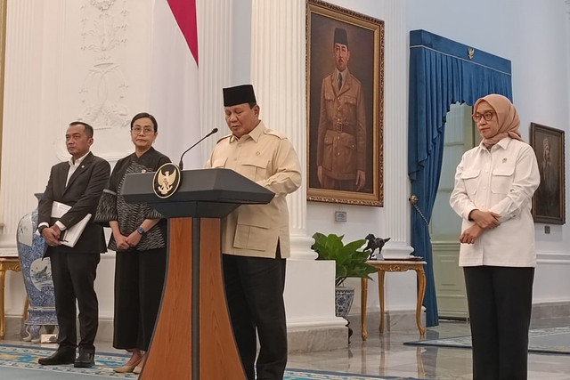 Presiden Prabowo Subianto memberikan keterangan pers soal THR di Istana Merdeka, Jakarta Pusat, Selasa (11/3/2025). Foto: Zamachsyari/kumparan