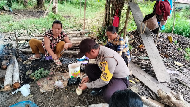 Aktivitas warga mengolah buah enau menjadi kolang kaling. Foto: Dok. Istimewa