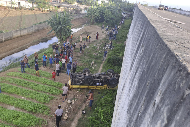 Truk terjun bebas dari Tol Cibitung-Tanjung Priok, Selasa (11/3/2025). Foto: Dok. Istimewa