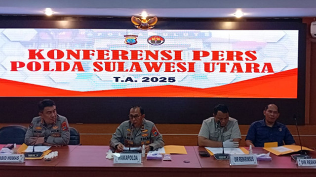 Polda Sulawesi Utara saat menggelar konferensi pers terkait kasus penembakan yang menewaskan warga di Tambang Alason Ratatotok, Kabupaten Minahasa Tenggara, Selasa (11/3).