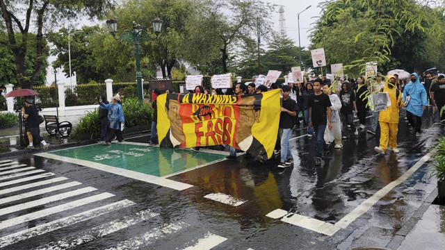 Jogja Memanggil menggelar aksi Ruwat Ruweting Panguoso Durno di Titik Nol Kilometer Yogyakarta, Selasa (11/3/2025). Foto: Arfiansyah Panji Purnandaru/kumparan