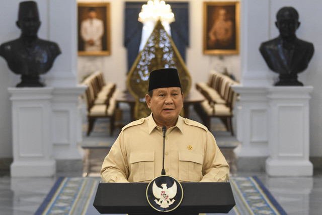 Presiden Prabowo Subianto menyampaikan paparan dalam konferensi pers terkait kebijakan pemerintah untuk rakyat menjelang Hari Raya Idul Fitri di Istana Kepresidenan Jakarta, Jakarta, Selasa (11/3/2025). Foto: Aditya Pradana Putra/ANTARA FOTO