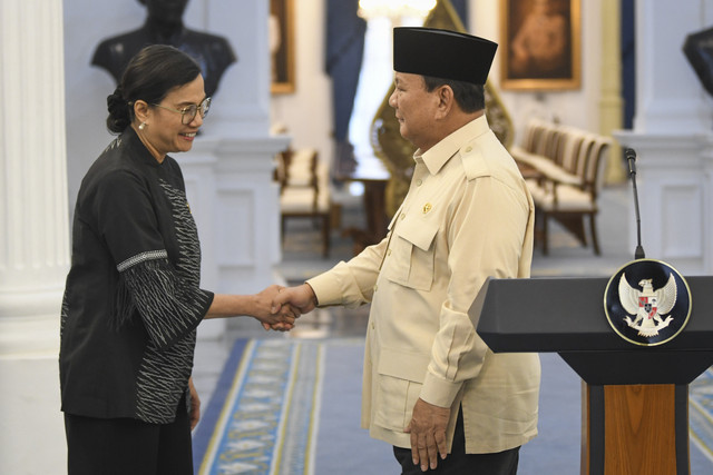 Presiden Prabowo Subianto berjabat tangan dengan Menteri Keuangan Sri Mulyani (kiri) usai konferensi pers terkait kebijakan pemerintah untuk rakyat menjelang Hari Raya Idul Fitri di Istana Kepresidenan Jakarta, Jakarta, Selasa (11/3/2025). Foto: Aditya Pradana Putra/ANTARA FOTO