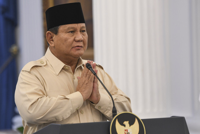 Presiden Prabowo Subianto menyampaikan paparan dalam konferensi pers terkait kebijakan pemerintah untuk rakyat menjelang Hari Raya Idul Fitri di Istana Kepresidenan Jakarta, Jakarta, Selasa (11/3/2025). Foto: Aditya Pradana Putra/ANTARA FOTO