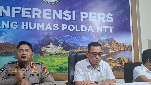 Direktur Reskrimum Polda NTT, Kombes Pol Patar Silalahi; didampingi Kabid Humas Polda NTT, Kombes Pol Henry Novika Chandra, saat memberikan keterangan kepada wartawan di Kupang. Foto: Kornelis Kaha/Antara