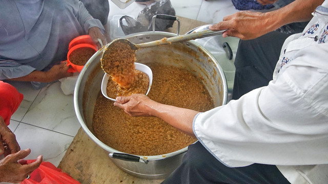 Bubur Suro yang dibagikan selama bulan Ramadan di Masjid Al-Mahmudiyah Palembang/Dokumen Urban id 