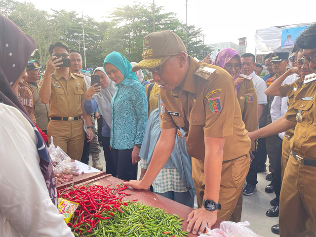 Gubernur Lampung, Rahmat Mirzani Djausal saat meninjau lokasi operasi pasar murah di Lampung Utara | Foto : Eka Febriani / Lampung Geh