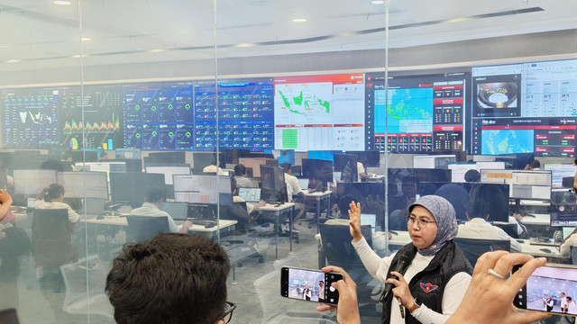 VP Global Network Operations Telkomsel, Juanita Erawati, memaparkan pihaknya melakukan pemantauan jaringan di kantor pusat Telkomsel dengan bantuan teknologi Hyper AI. Foto: Muhammad Fikrie/kumparan