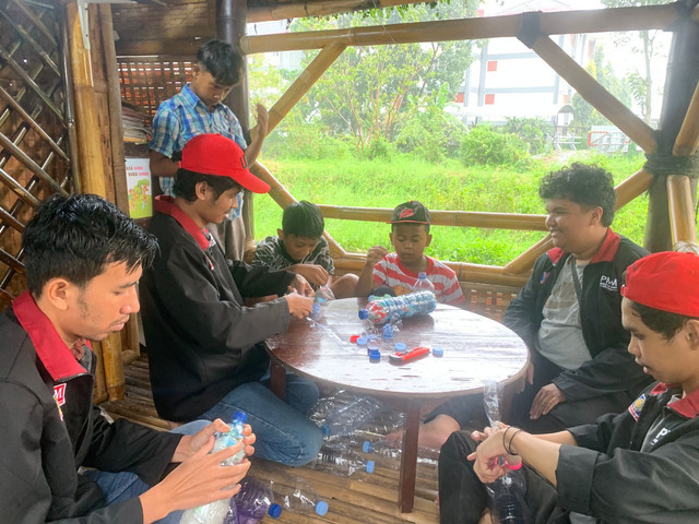 Foto bersama anak-anak Desa Tegalgondo. Sumber: M.Indra Haryanto