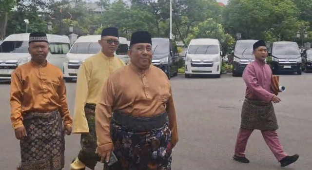 Ketua Umum Dunia Melayu Dunia Islam (DMDI) Indonesia Said Aldi Al Idrus dan jajarannya di Kompleks Istana Kepresidenan, Jakarta Pusat, Selasa (11/3/2025).  Foto: Zamachsyari/kumparan