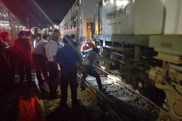 Salah satu petugas Kereta Api Indonesia (KAI) Stasiun Kota Surabaya, Wiyono, meninggal dunia tertabrak kereta api di jalur 4, Stasiun Kota, Kelurahan Bongkaran, Surabaya, pada Selasa (11/3/2025). Foto: Dok. Polsek Pabean Cantikan