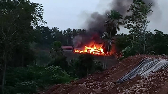 Lokasi tambang di perkebunan Alason Ratatotok, Kabupaten Minahasa Tenggara, yang dibakar massa usai ada insiden penembakan terhadap warga hingga tewas. (foto: dokumen istimewa)