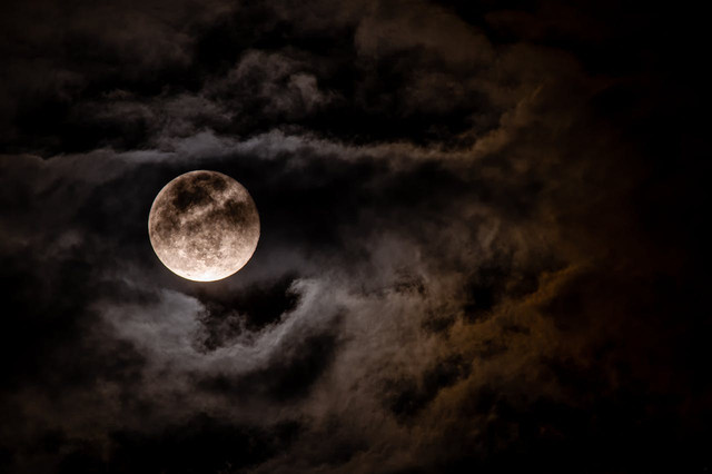 Ilustrasi gerhana bulan. Foto: Pexels.