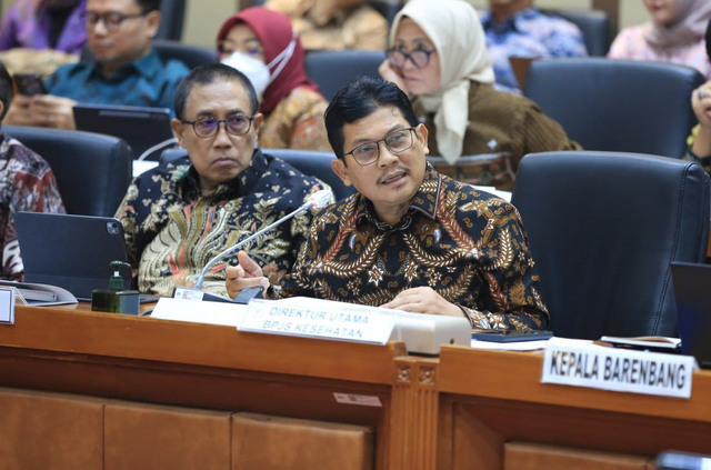 Direktur Utama BPJS Kesehatan, Ghufron Mukti (kanan) pada Rapat Dengar Pendapat bersama Komisi IX DPR RI, Selasa (11/3). Foto: Dok. BPJS Kesehatan