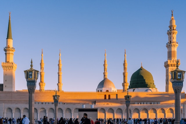 Nama Masjid Terbesar di Madinah. Foto hanya ilustrasi. Sumber foto: Unsplash/Sulthan