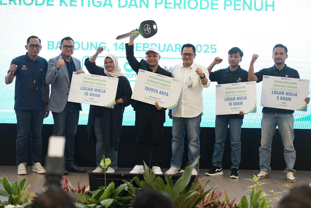 Penyerahan Penghargaan Program Joint Marketing Pendaftaran Peserta Bukan Penerima Upah (BPU) dan AgenBRILink Tahun 2024 Periode Ketiga dan Penuh di Bandung. Foto: Dok. BRI