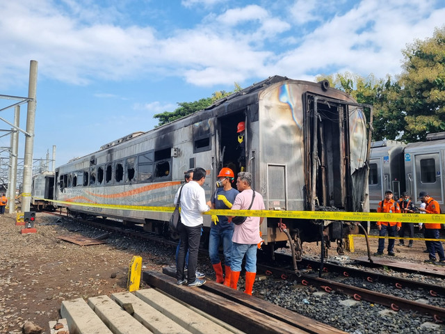 Petugas di lokasi kereta cadangan stabling yang terbakar saat terparkir di jalur stabling timur Stasiun Yogyakarta, Rabu (12/3). Foto: Dok. Daop 6