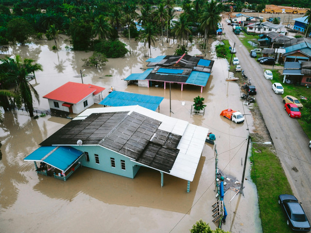 Banjir merendam pemukiman warga. Foto: Pok Rie | Pexels.com