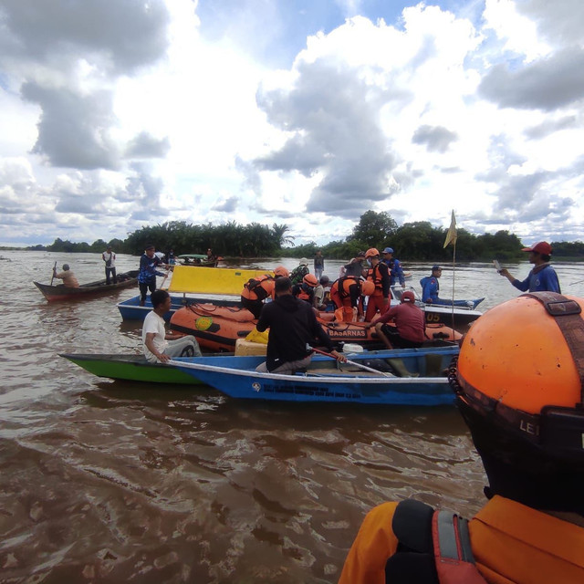 Tim SAR Gabungan berhasil mengevakuasi Udin seorang nelayan yang hilang usai mencari ikan, Selasa 11 Maret 2025. Foto: Dok. Istimewa