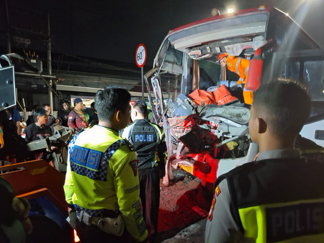 Petugas berada di lokasi kejadian bus PO Mira yang tabrak truk di Jalan Adisucipto, Kabupaten Sleman, Rabu (12/3). Foto: Dok. Satlantas Polresta Sleman