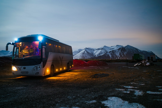 Harga tiket bus Lebaran 2025. Foto moda transportasi bus. Sumber: Unsplash/Juan Encalada