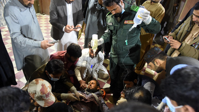 Paramedis merawat seorang penumpang yang terluka akibat serangan militan bersenjata yang menyergap kereta di daerah pegunungan terpencil, di Mach, provinsi Balochistan barat daya pada 11 Maret 2025. Foto: Banaras KHAN / AFP