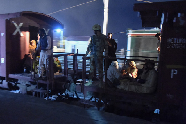 Seorang tentara berjaga saat proses evakuasi penumpang kereta yang dibebaskan di stasiun kereta Mach, provinsi Balochistan barat daya pada 11 Maret 2025.  Foto: Banaras KHAN / AFP