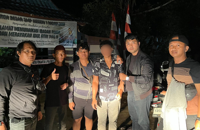 Polisi saat menangkap SD di dermaga penyeberangan Rasau Jaya. Foto: Dok, Polres Kubu Raya 