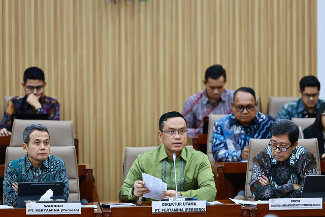 Direktur Utama PT Pertamina Simon Aloysius Mantiri (tengah) pada Rapat Dengan Pendapat (RDP) dengan Komisi VI DPR RI di Kompleks Senayan, Jakarta pada Selasa (11/3/2025). Foto: Dok. Pertamina