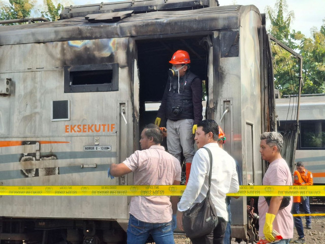 Kereta cadangan yang terparkir di jalur stabling timur Stasiun Yogyakarta terbakar. Foto: Dok. Istimewa/Pandangan Jogja