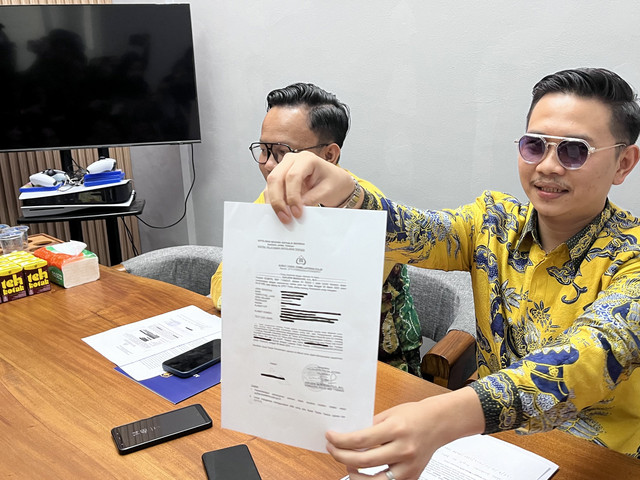 Kuasa hukum DJP dari kantor Law Firm Abdurahman and co, Alif Abdurahman, saat menunjukkan laporan polisi terhadap kasus pembunuhan bayi. Foto: Intan Alliva/kumparan