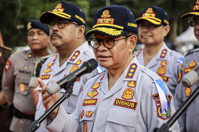 Gubernur DKI Jakarta Pramono Anung (kanan) dan Wakilnya Rano Karno (kiri) menjawab pertanyaan wartawan usai memimpin Apel Operasi Lintas Jaya 2025 di Plaza Selatan Monas, Jakarta, Rabu (12/3/2025). Foto: ANTARA FOTO/Dhemas Reviyanto