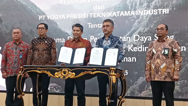 Wakil Menteri Perindustrian (Wamenperin) Faisol Riza menyaksikan penandatanganan kerja sama antara PTDI dan PT YPTI di kantor Kemenperin, Jakarta, Rabu (12/3). Foto: Muhammad Fhandra/kumparan