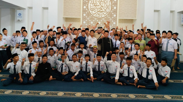 Siswa SMP dan SMA Adzkia Islamic School mengikuti Ujian Tahfidz dalam uji kualitas dan kuantitas santri tingkat akhir (Sumber : DT Peduli)