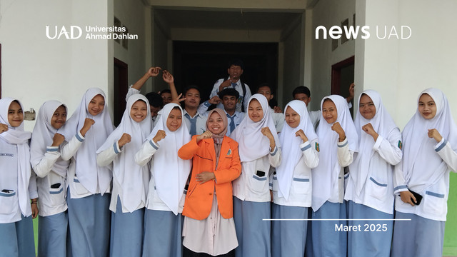 Mahasiswa Universitas Ahmad Dahlan (UAD) Bersama Siswa SMK Muhammadiyah Bumi Nabung (Dok. Mahira)