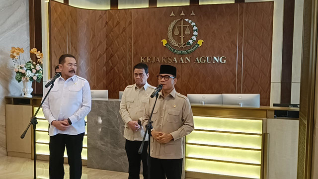 Konpers Jaksa Agung ST Burhanuddin dengan Menteri Desa dan Pembangunan Daerah tertinggal Yandri Susanto di Kantor Jaksa Agung, Rabu (12/3). Foto: Thomas Bosco/kumparan