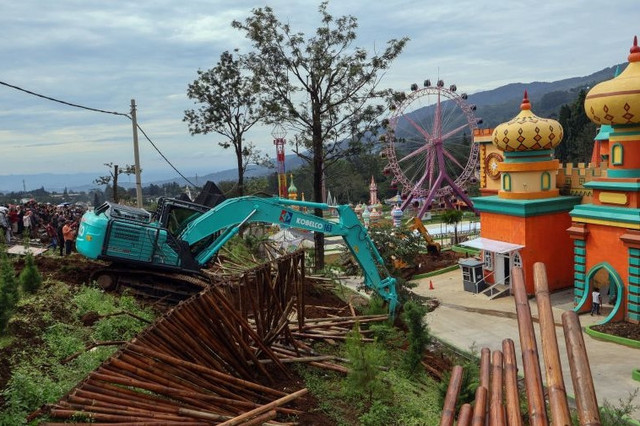 Petugas mengoperasikan alat berat untuk membongkar bangunan objek wisata Hibisc Fantasy Puncak, Kabupaten Bogor, Jawa Barat, Jumat (7/3/2025). Foto: Yulius Satria Wijaya/ANTARA FOTO