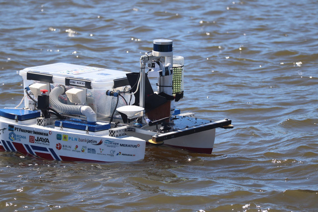 Kapal Nala Ares dari Tim Barunastra ITS saat berlaga dan mampu meraih gelar juara di ajang International Roboboat Competition (IRC) 2025, Florida, Amerika Serikat. Foto: Humas ITS