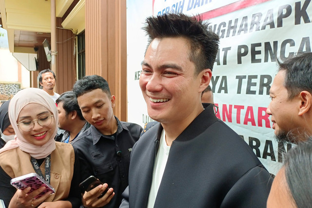 Baim Wong hadiri lanjutan sidang cerai di Pengadilan Agama Jakarta Selatan, Rabu (12/3/2025).
 Foto: Aprilandika Pratama/kumparan