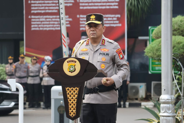 Kapolda Metro Jaya Irjen Pol Karyoto memimpin upacara PTDH 4 anggota Polda Metro Jaya yang melakukan pelanggaran serius, Rabu (12/3/2025). Foto: Polda Metro Jaya