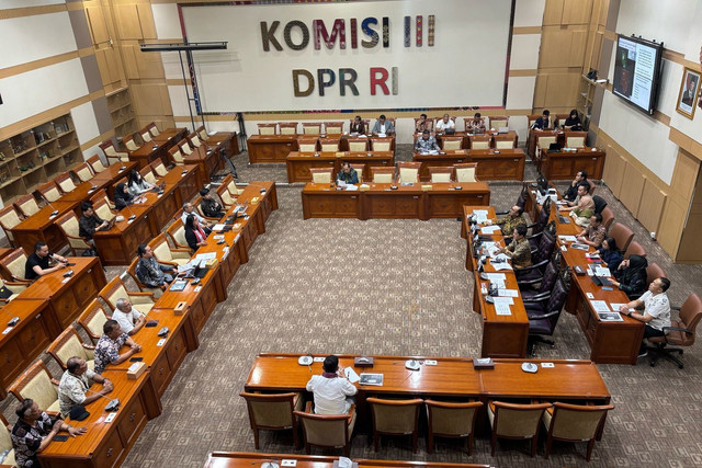 Komisi III DPR RI gelar Rapat Dengar Pendapat Umum (RDPU) bersama Koordinator Jaringan Advokasi Tambang (JATAM) dan Inisiator Save Sangihe Island (SSI) di gedung Parlemen, Jakarta pada Rabu (12/3/2025). Foto: Abid Raihan/kumparan