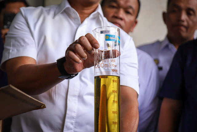 Dirtipideksus Bareskrim Polri Brigjen Pol Helfi Assegaf memeriksa takaran MinyaKita kemasan kantong (pouch) saat melakukan inspeksi mendadak (sidak) takaran MinyaKita di kawasan Pergudangan Cilincing, Jakarta, Rabu (12/3/2025). Foto: Iqbal Firdaus/kumparan