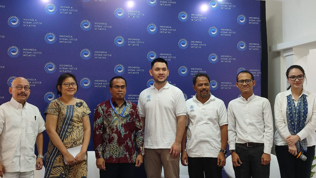 Peneliti IOJI Andreas Aditya Salim saat memberi pemaparan soal pagar laut Tangerang. Foto: Rachmadi Rasyad/kumparan