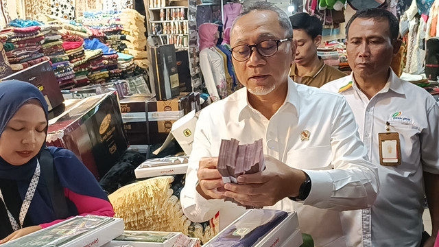 Menko Pangan Zulkifli Hasan belanja sarung dan mukena untuk korban banjir Lampung dan Bekasi di Blok B Pasar Tanah Abang, Jakarta, Rabu (12/3/2025). Foto: Thomas Bosco/kumparan