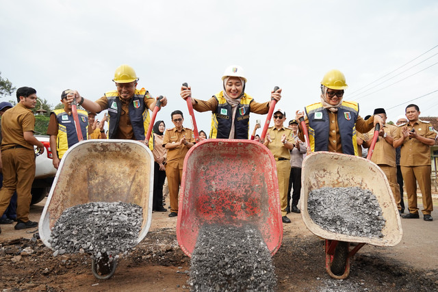 Wakil Gubernur Lampung, Jihan Nurlela bersama Bupati Lampung Timur, Ela Siti Nuryamah saat melakukan groundbreaking ruas jalan Jabung - Simpang Maringgai di Desa Nibung, Kecamatan Gunung Pelindung, Kabupaten Lampung Timur | Foto : Dok. Diskominfotik